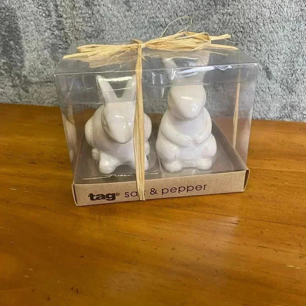 Tag Bunny salt & pepper shaker set new in box